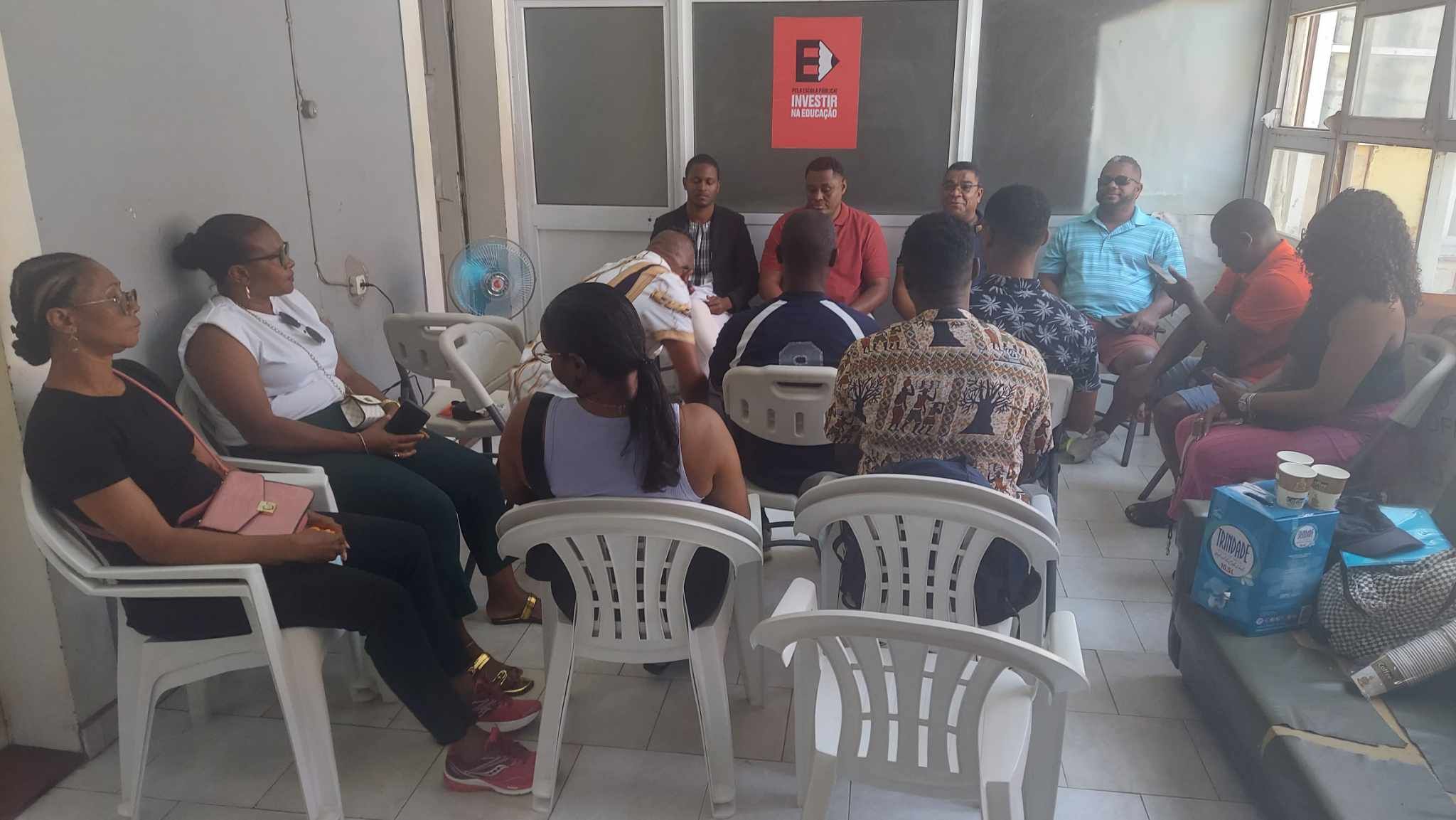 Reuniao Sindicatos com agenstes presionais na Praia.jpg