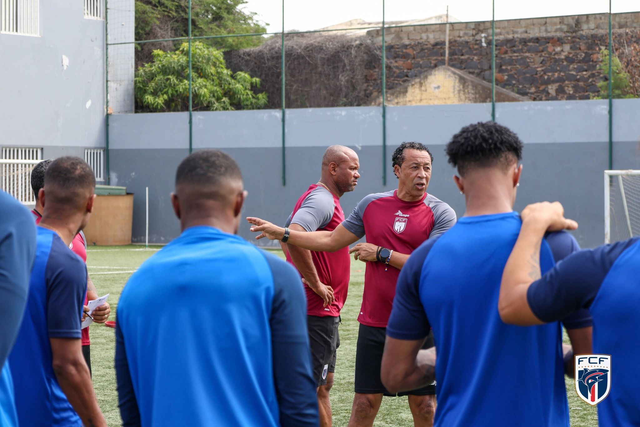 Treinador Bubista orientando treino Selecao Futebol.jpg