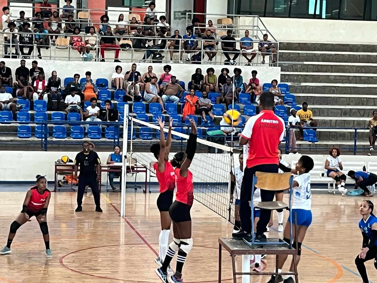 aoiniciovoleibol santiago sul f.jpg