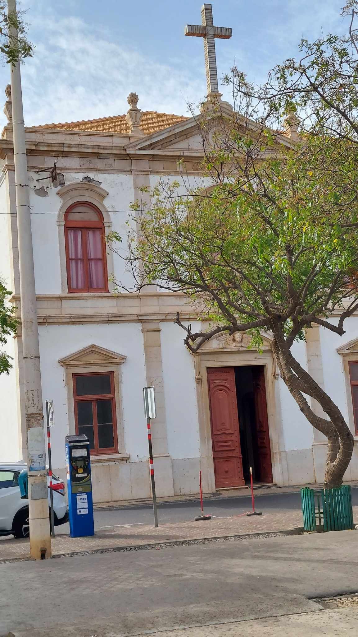 caboverdianos lamentam a morte do Papa 2 igreja cumprido 2.jpg