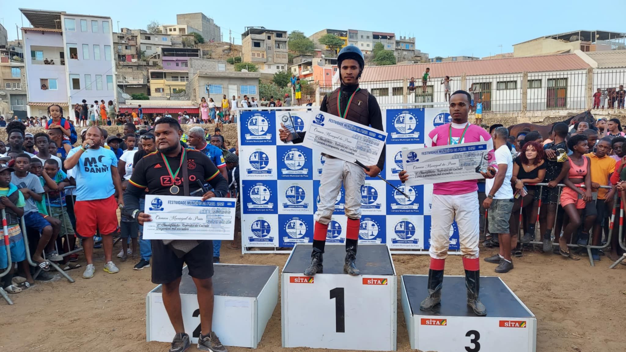 vencedor corrida cavalos 2 premiaçao.jpg